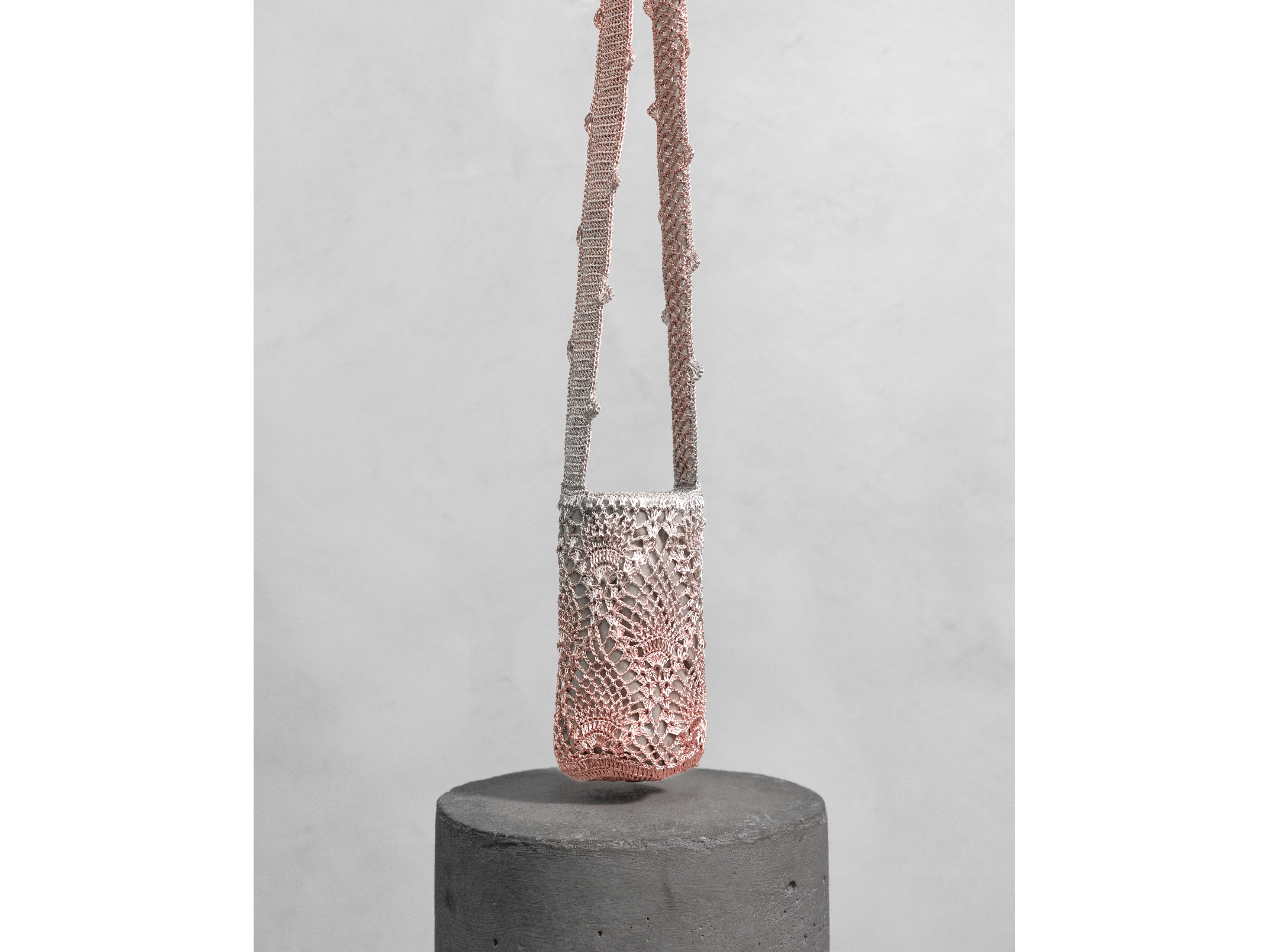 Mini Mochila Tejida a Mano de Verdi - Piña, Cobre y Metal Bañado en Or